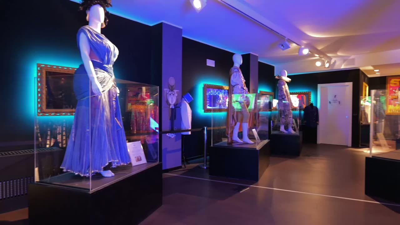 Una sala del Museo della Magia con i costumi di scena illuminati di blu